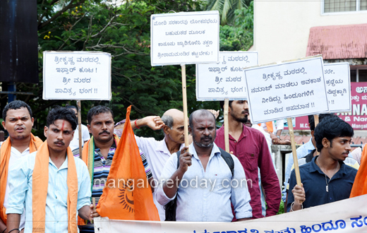 Hindu outfits stage protest against pejavar seer